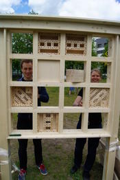StudentInnen beim Bestücken des Wildbienenhotels.
