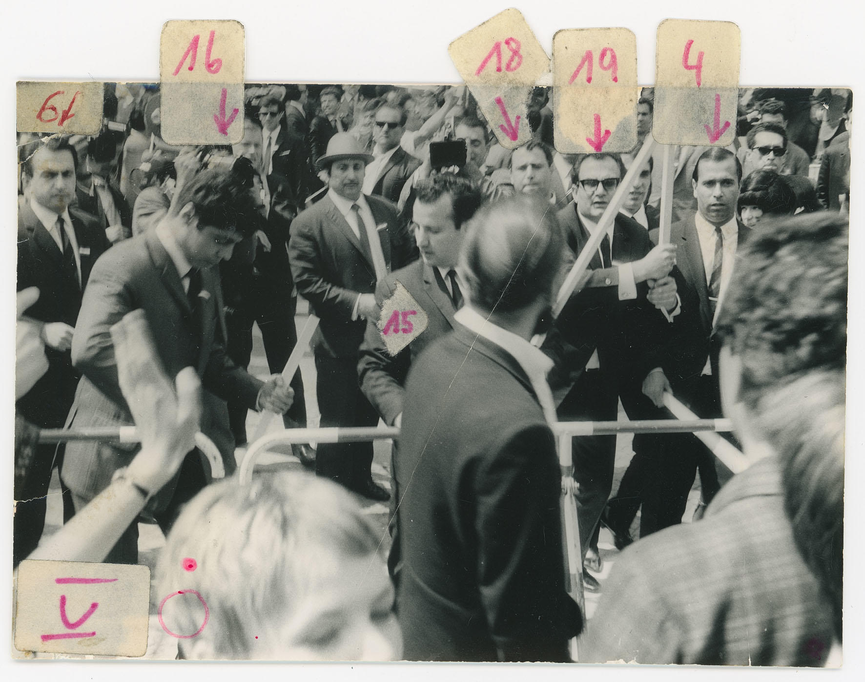 „Jubelperser“ auf dem John-F.-Kennedy-Platz vor dem Rathaus Schöneberg.