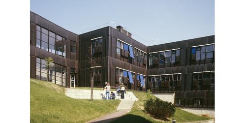 Studierende im Innenhof der Rostlaube sitzend