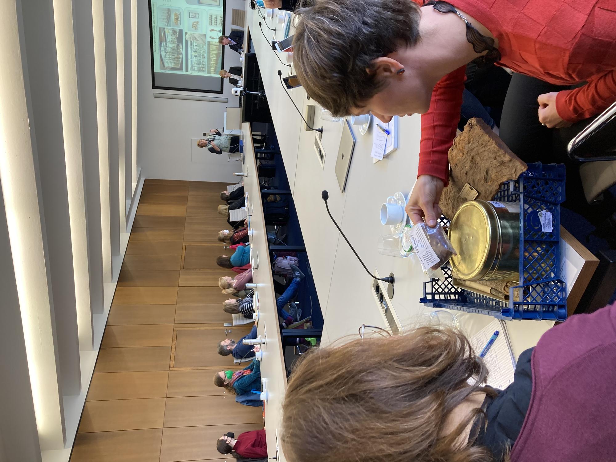 Anschauungsobjekte aus der Chinarindensammlung der Pharmazeutischen Sammlungen beim Sammlungstreffen.