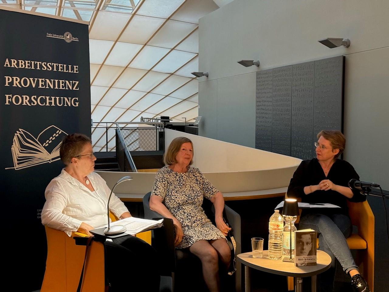 Lesung mit Anja Schindler, v. l. n. r. Marina Garbusowa, Anja Schinder, Dr. Nora Pester