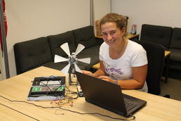 Schülerin beim Programmieren