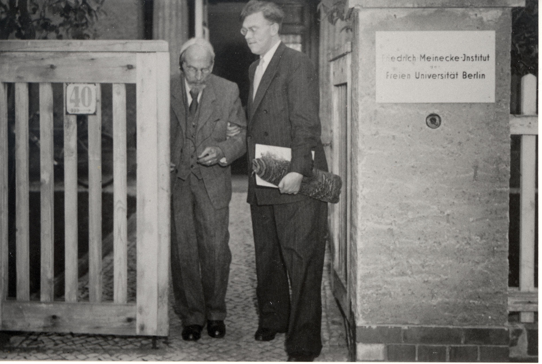 Historiker und Gründungsrektor Friedrich Meinecke (links) verlässt nach dem Festakt der Umbenennung des Historischen Seminars in Friedrich-Meinecke-Institut das Gebäude