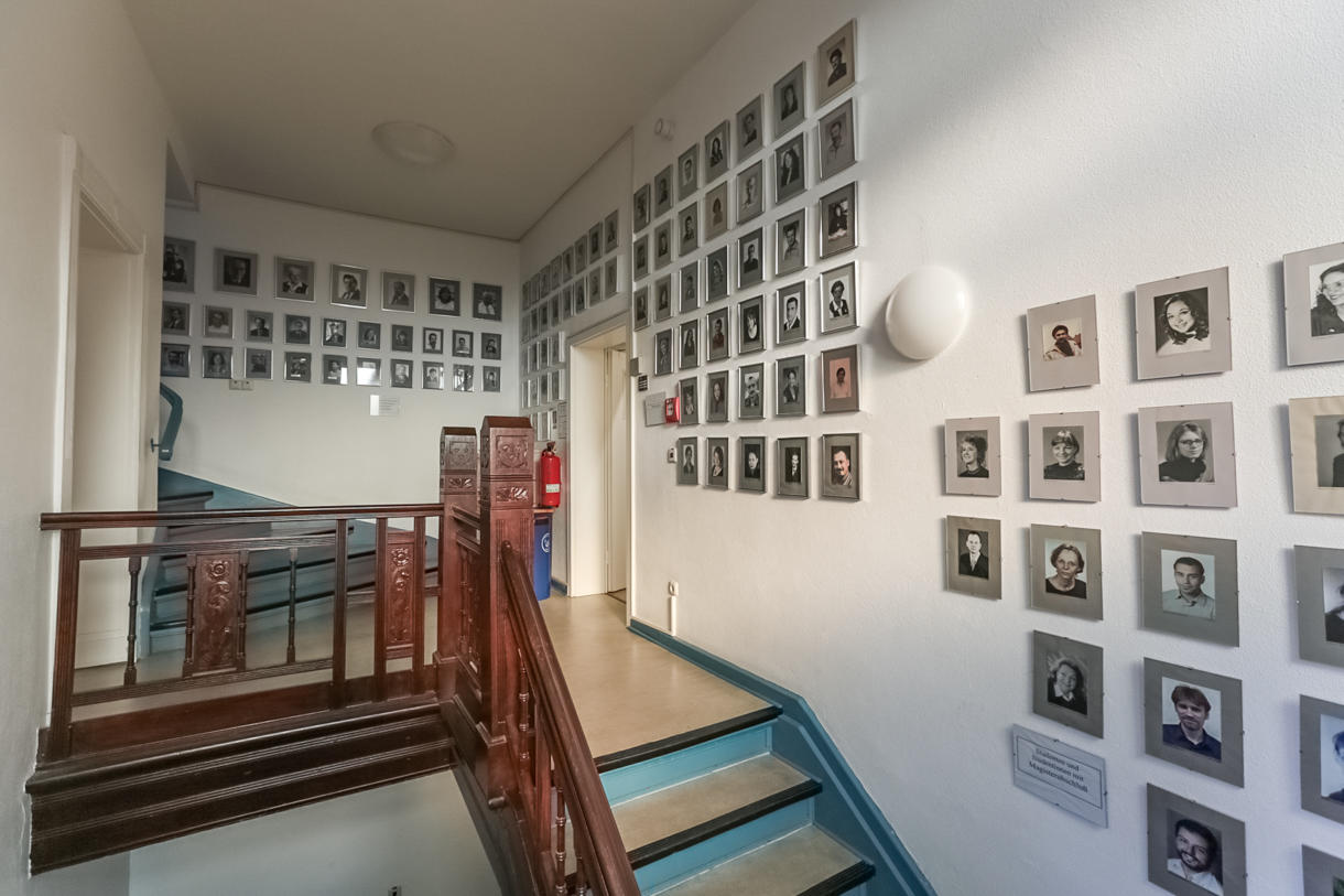 "Ahnengalerie" mit Lehrenden und Studierenden des Instituts